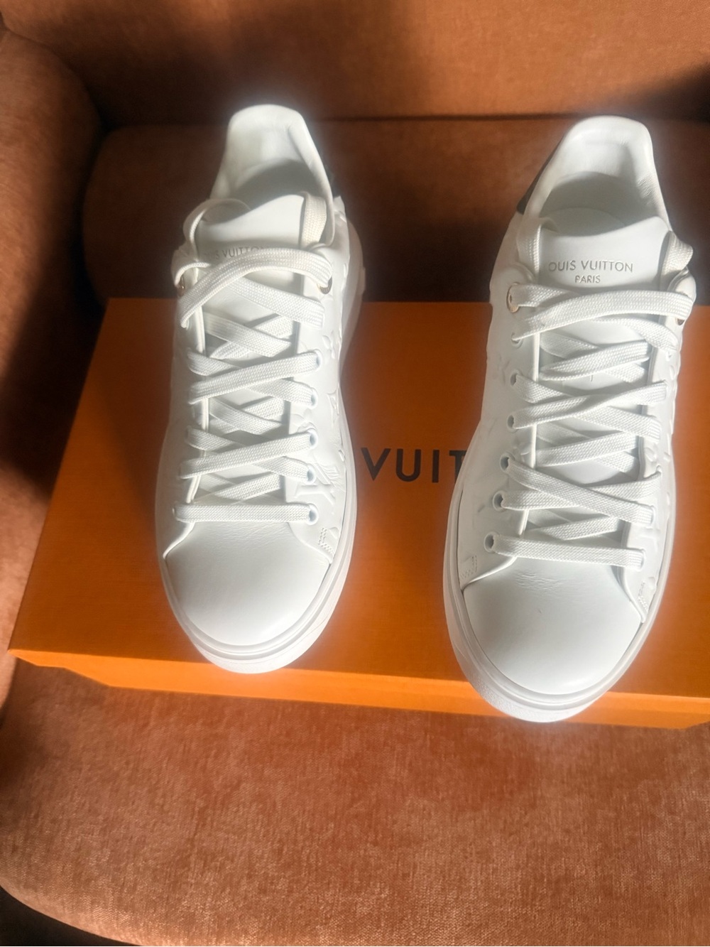 LOUIS VUITTON WOMANS MONOGRAM LEATHER TIME OUT SNEAKERS